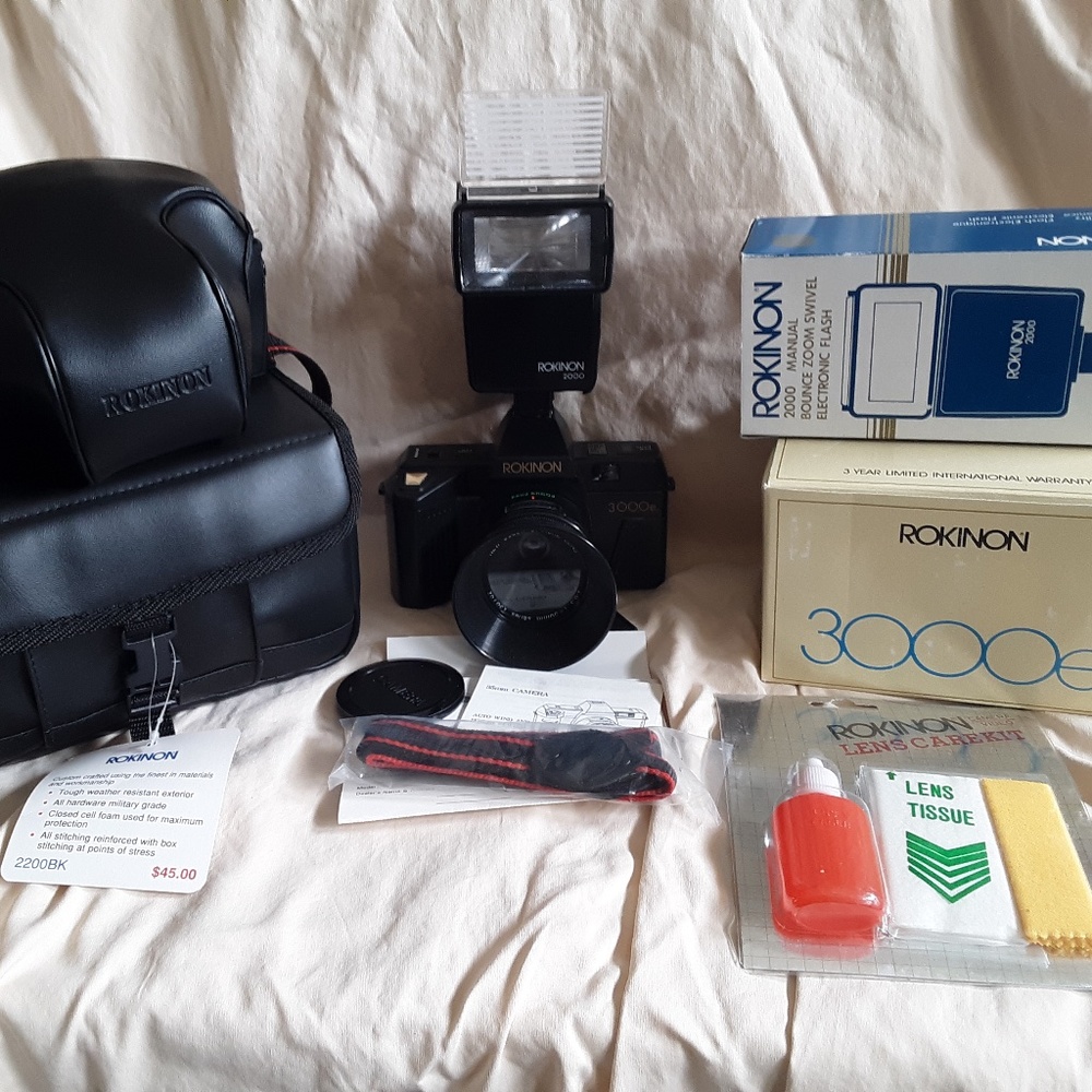 Bundle Vintage 35mm Film Camera  ROKINON 3000e w Flash Cases  NEW